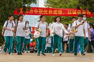 杀人诛心！国王主场球迷做库里招牌的“晚安”庆祝动作